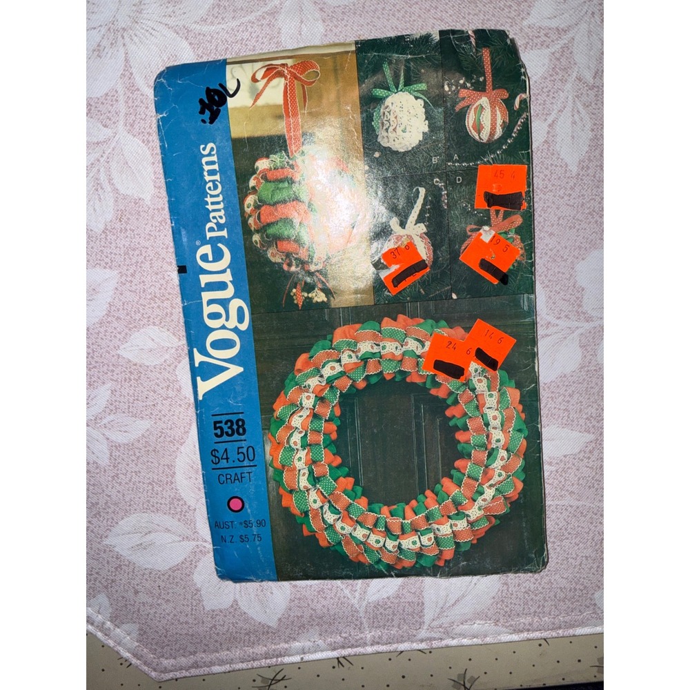 Vogue 538 Craft Pattern No-Sew Ribbon Ornaments Wreath Kissing Ball Vintage